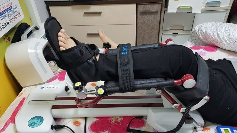 보호자와 함께 CPM으로 무릎 재활을 하는 모습
