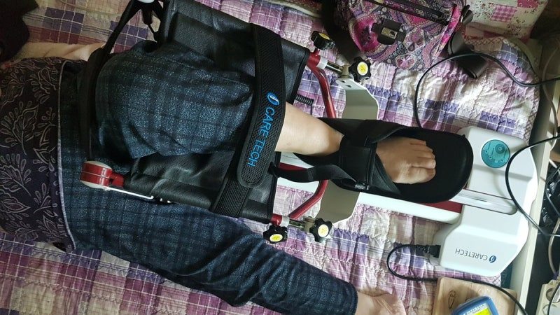 침대에 설치한 CPM에 다리를 올리고 각도를 맞춘 모습