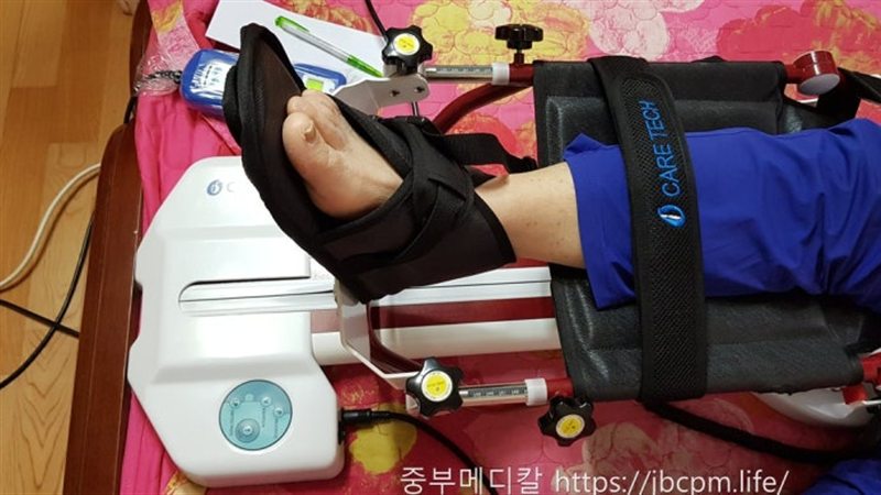 병실 침대에서 CPM을 사용하는 모습