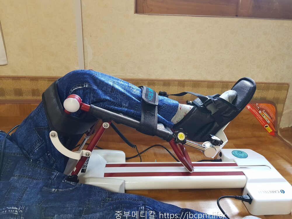 가정에 설치한 CPM으로 무릎을 움직이는 모습